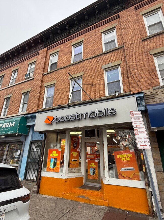 Building Photo - 572 West Side Ave