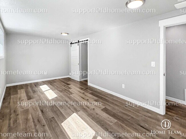Building Photo - "Charming 4-Bedroom Home with Scenic Views & Finished Basement in Renton!"