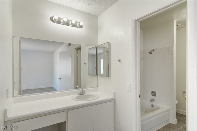 Building Photo - 566 Roxella Ln