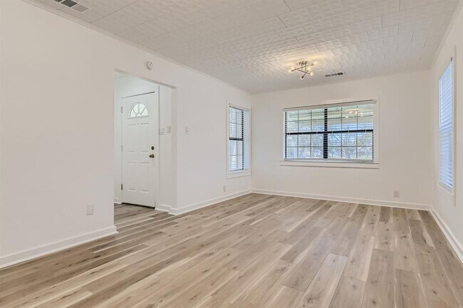 Building Photo - 902 Hackberry St