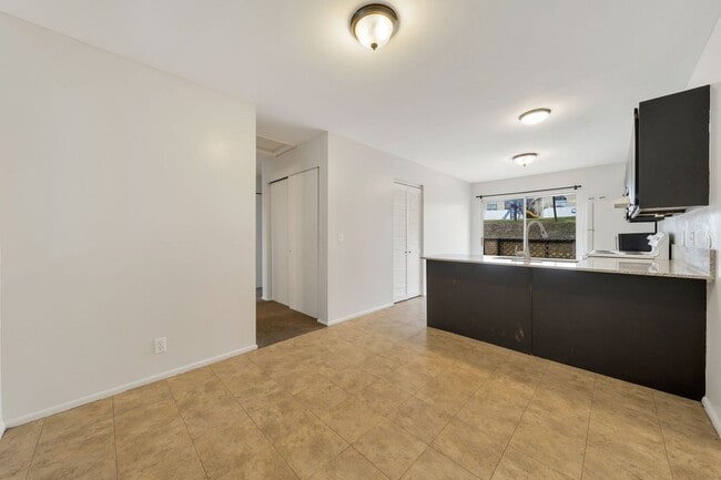 Building Photo - Murray Cul-de-sac Side by Side Duplex with New Carpet and Paint