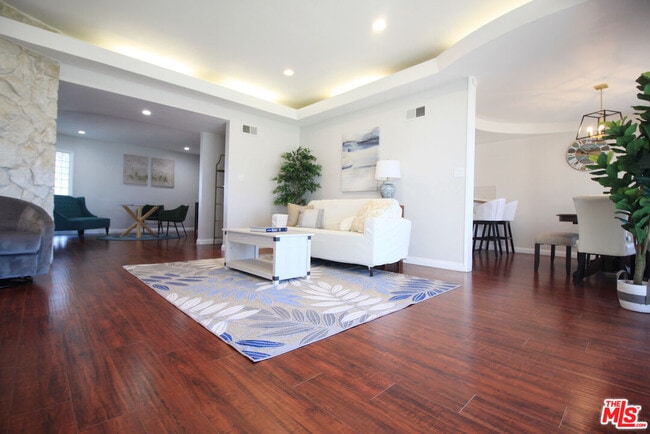 Building Photo - 6605 S Sherbourne Dr