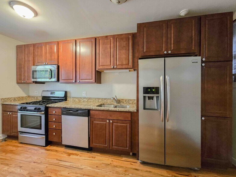 Building Photo - 5069 N Wolcott Ave