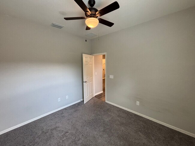 Building Photo - 4 bedroom / 3 bath in great neighborhood - WON'T LAST!