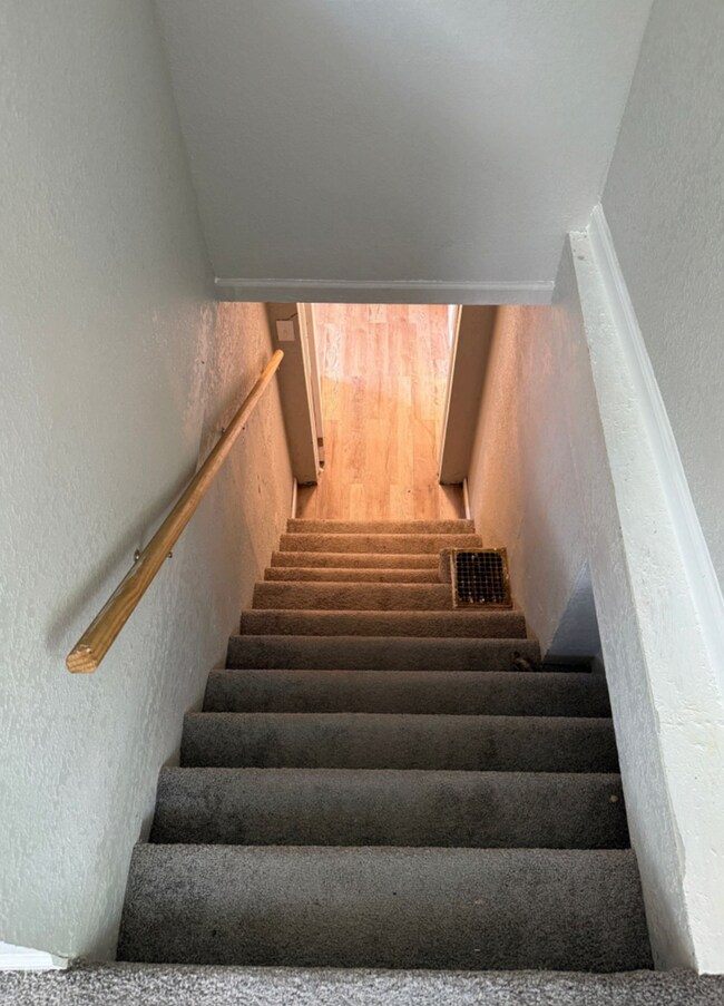 Building Photo - Freshly Remodeled & Move-In Ready!