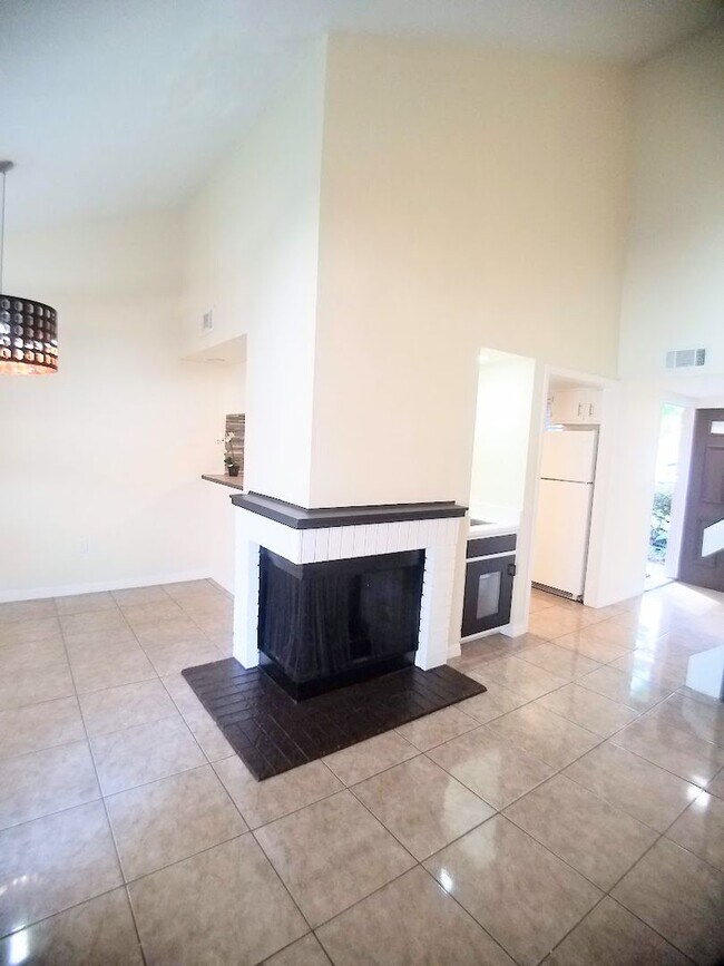 Building Photo - Beautiful 2/2 Towhhouse Feel Condo  x Rent...
