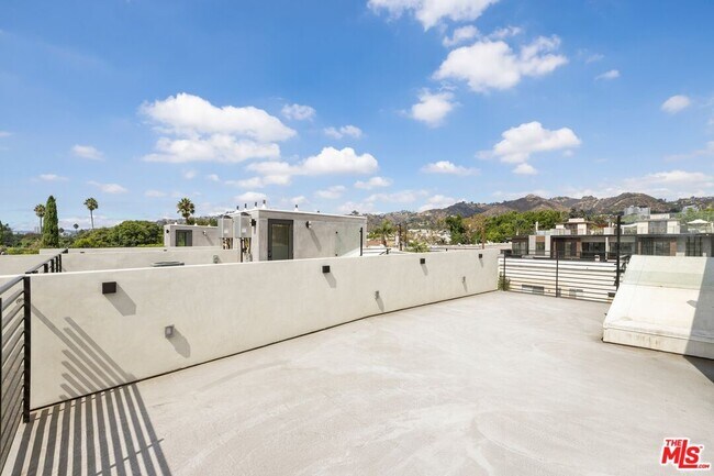 Building Photo - 1227 N Formosa Ave