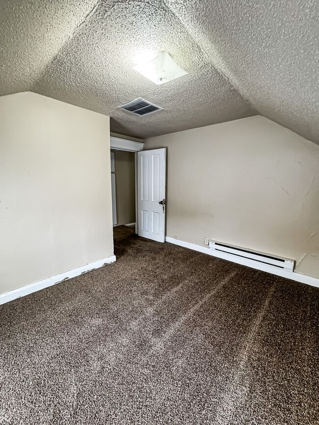 Building Photo - 5 Bed 2 Bath Single Family Home!