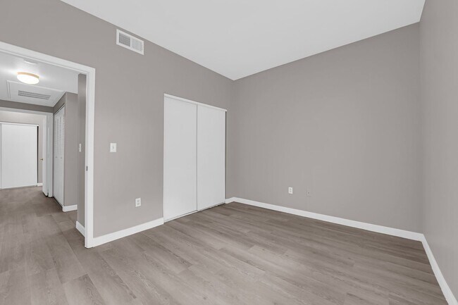 Building Photo - 5650 E Sahara Ave