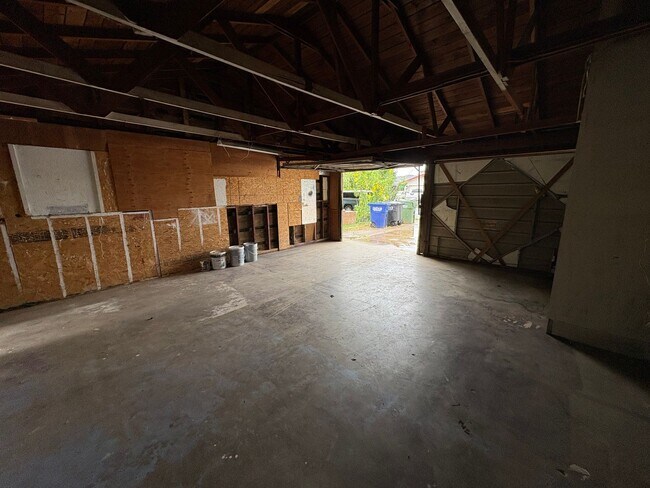 Building Photo - 690 W North Way