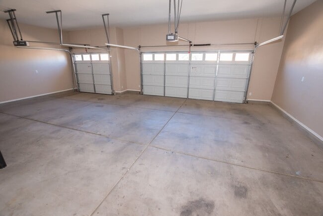 Building Photo - Beautiful Custom Home with 4 Bedrooms, 2 Bath, 3 Car Garage, Central A/C