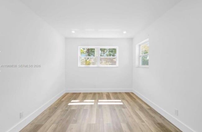 Building Photo - 816 N Golf Dr