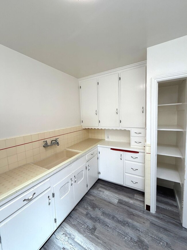 Building Photo - UPDATED BRIGHT 1500/ft 3BR/2BR+Bonus+1GR H...