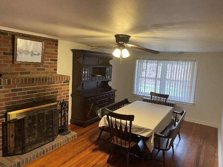 Building Photo - 913 Grange Rd