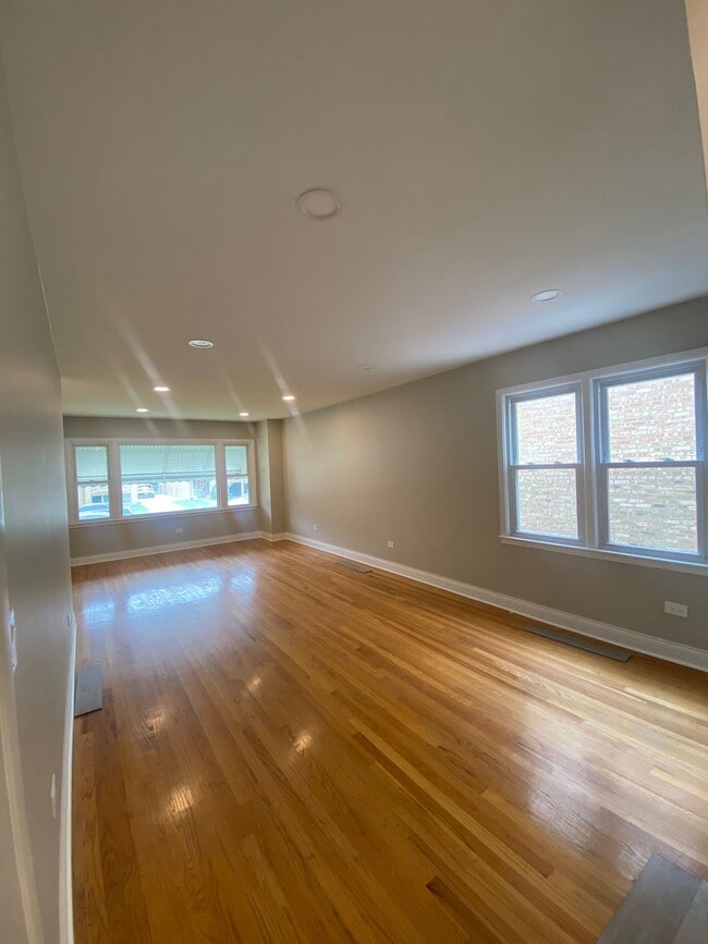 Dining Area - 6114 W Leland Ave