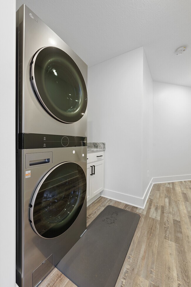 Building Photo - 127 E 8th Ave