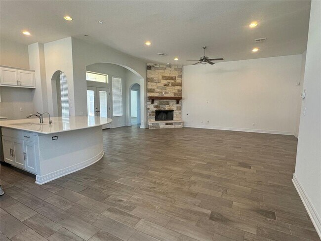 Building Photo - 124 Woodway Bend