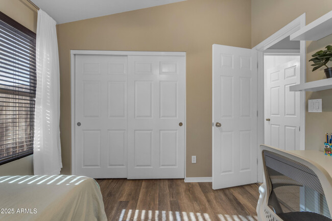 Building Photo - 1823 W Remington Dr