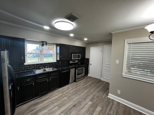 Building Photo - 2 Bedroom, 1 bathroom, Brick home , Stainless appliances, with Large Yard and Covered Parking.