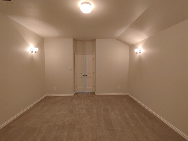 Building Photo - Gorgeous two story house (4BD/3BA) with a ...