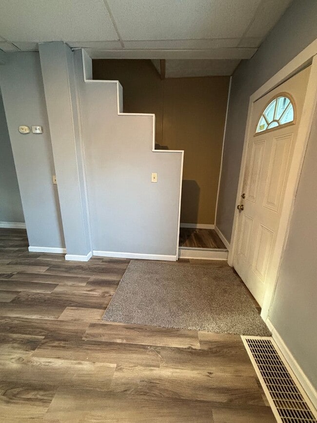 Building Photo - 2 Bedroom 1 Bath (Duplex)