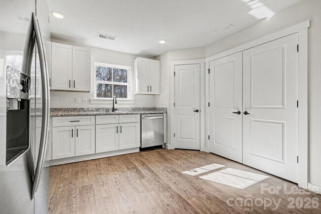 Building Photo - 104 10th Ave SE