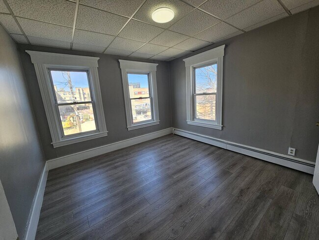 Building Photo - 40 Putnam St