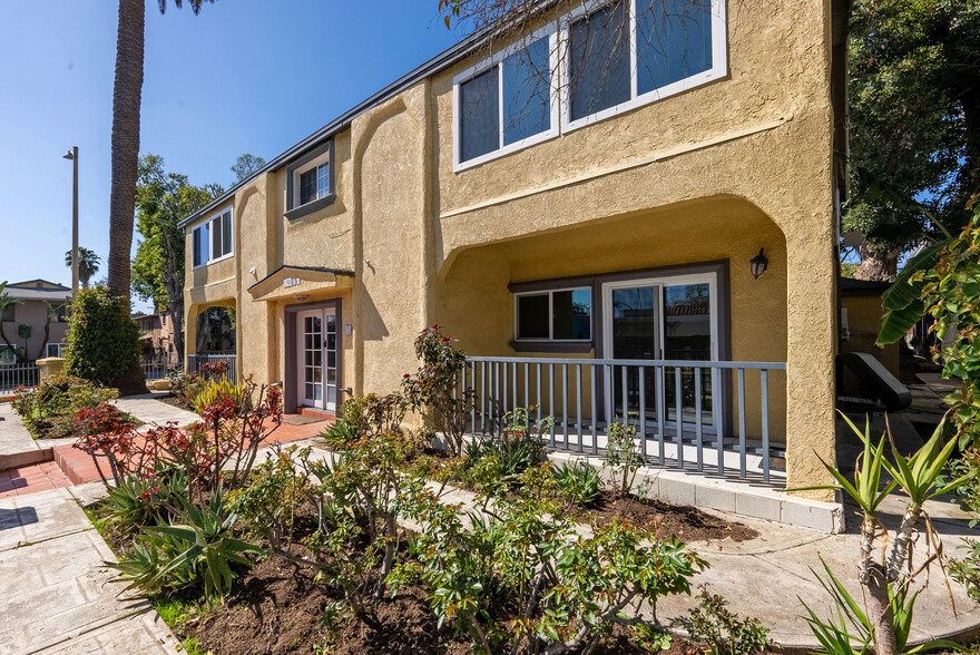 Building Photo - 1301 N Poinsettia Pl