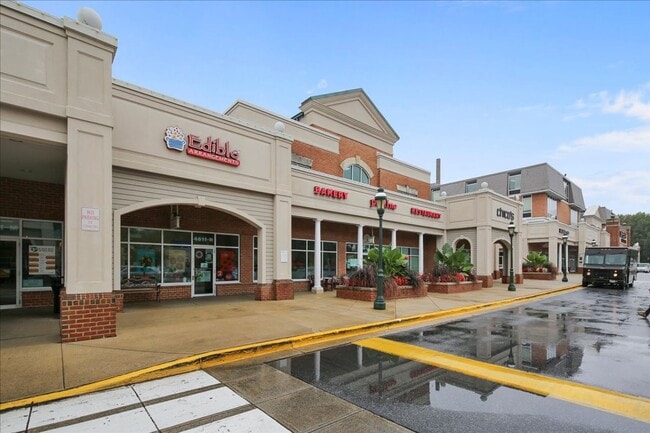 Building Photo - Bright & Stylish 2BR/1BA Condo in Sought-After Sumner Court in Bethesda