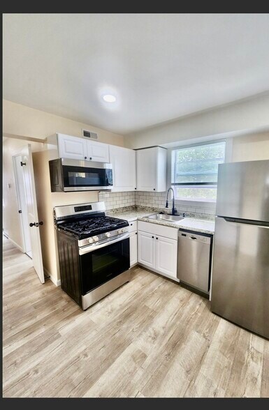 Building Photo - 3555 Lossing St