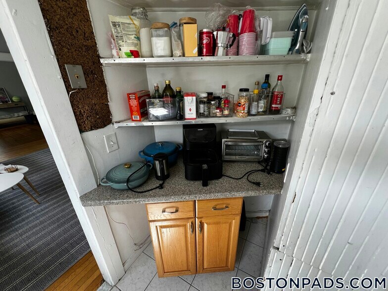 Building Photo - 208 Kelton St