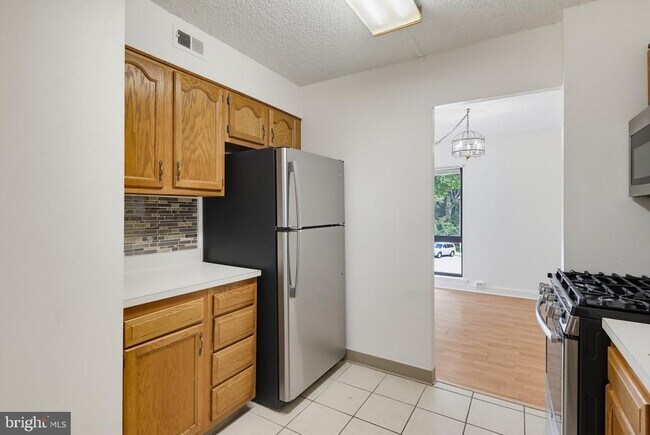Building Photo - 5911 Tamar Dr