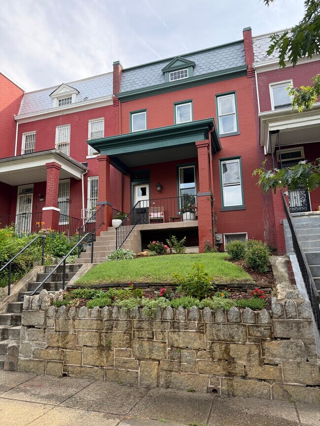 Building Photo - 1214 Neal St NE