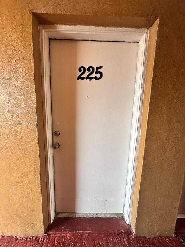 Building Photo - 1230 W 54th St