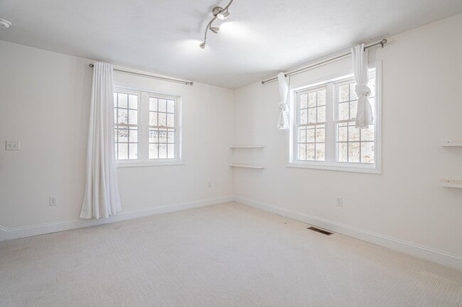 Building Photo - 5 Lowther Pl