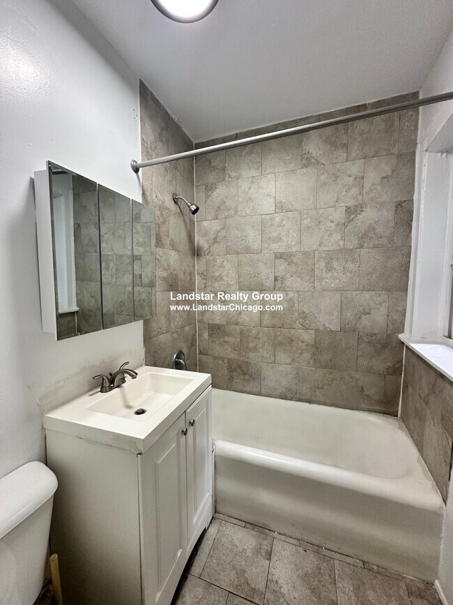 Building Photo - 6304 N Oakley Ave