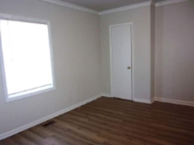 Building Photo - 526 Leslie St