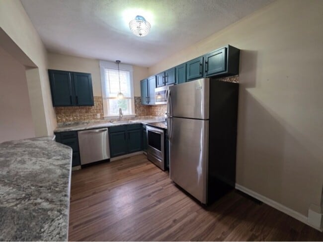 Building Photo - 424 W 8th St