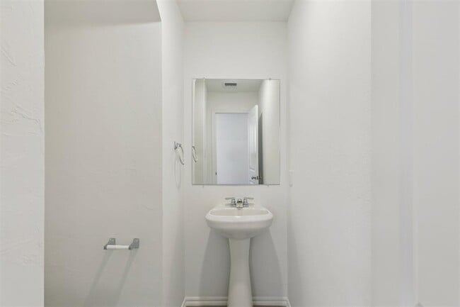 Building Photo - 14910 Parkway Center Ave