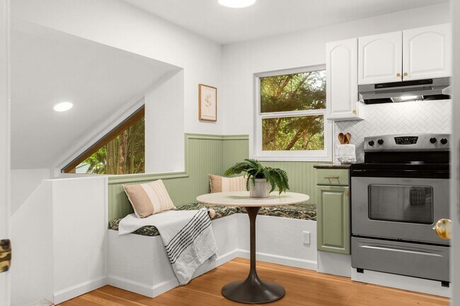 Building Photo - Charming 3 Bed / 1.75 Bath Craftsman-Style...