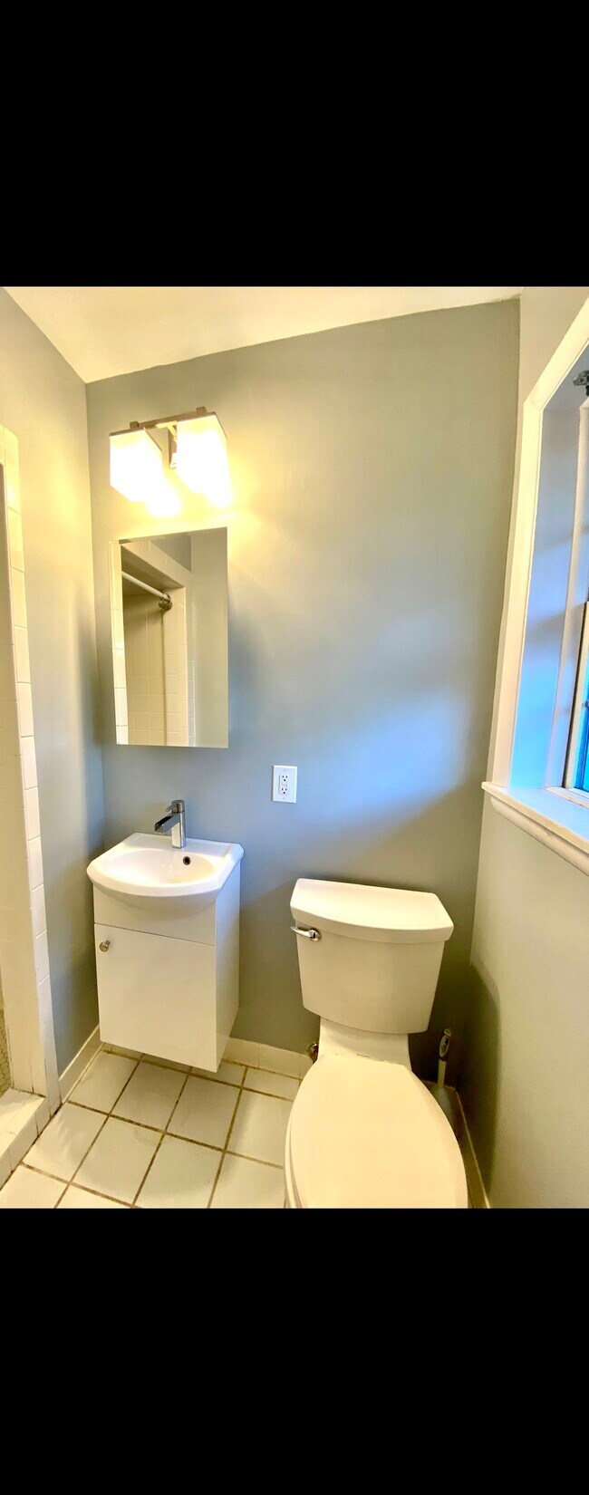 1/2 Bath - 6001 Cliff Dr