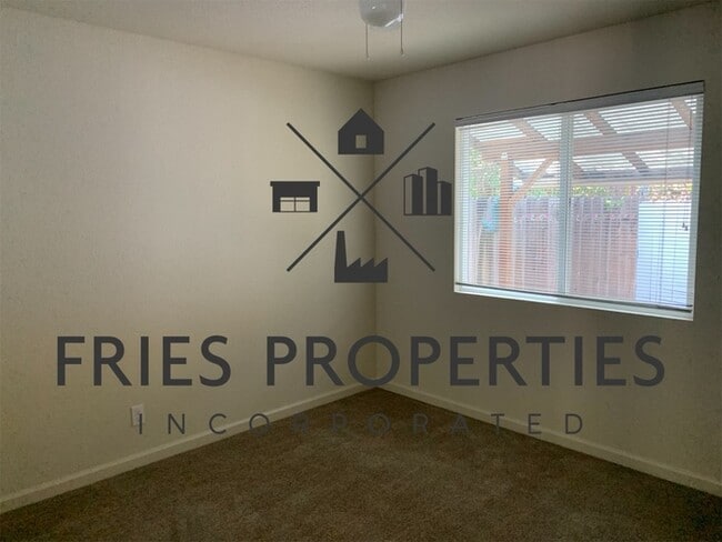 Building Photo - Petite 2 Bedroom, 1 Bath with yard
