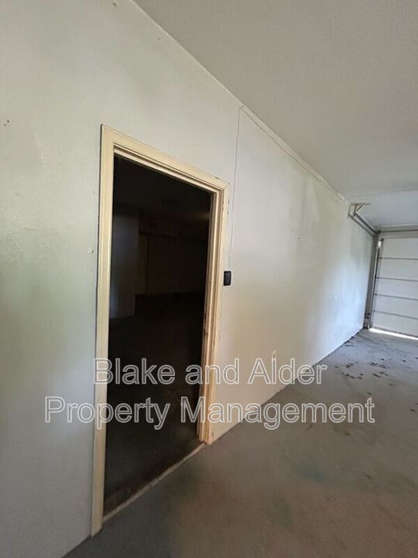 Building Photo - 5609 SE 117th Ave