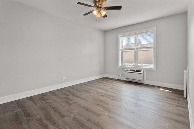 Building Photo - 1303 W Estes Ave