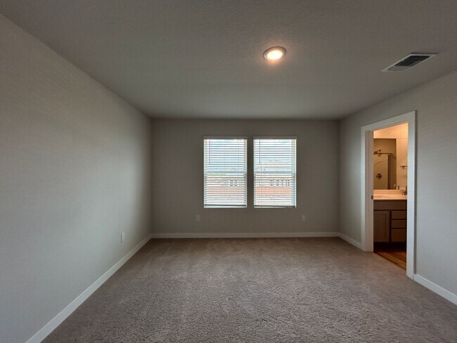 Building Photo - Walking Distance to Long Creek High School / Fridge, Washer & Dryer Included / Fenced in Yard / N...