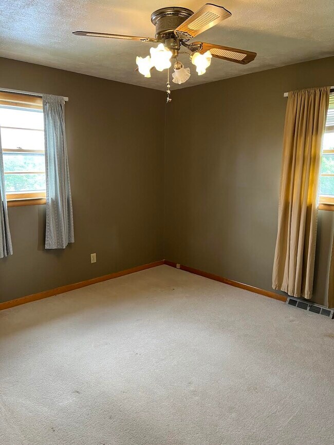 Building Photo - 328 East King Street-Home with loads of space