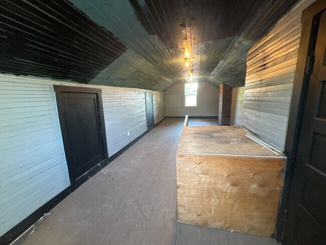 Building Photo - 114 N Hatton Ave
