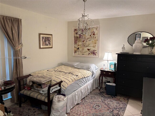 Building Photo - 10802 N Kendall Dr