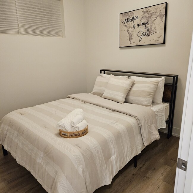 Building Photo - 6457 S Rhodes Ave