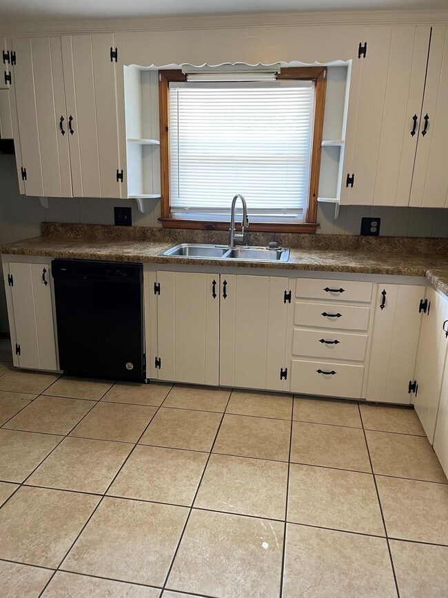 Building Photo - 3908 Yarbrough Ave